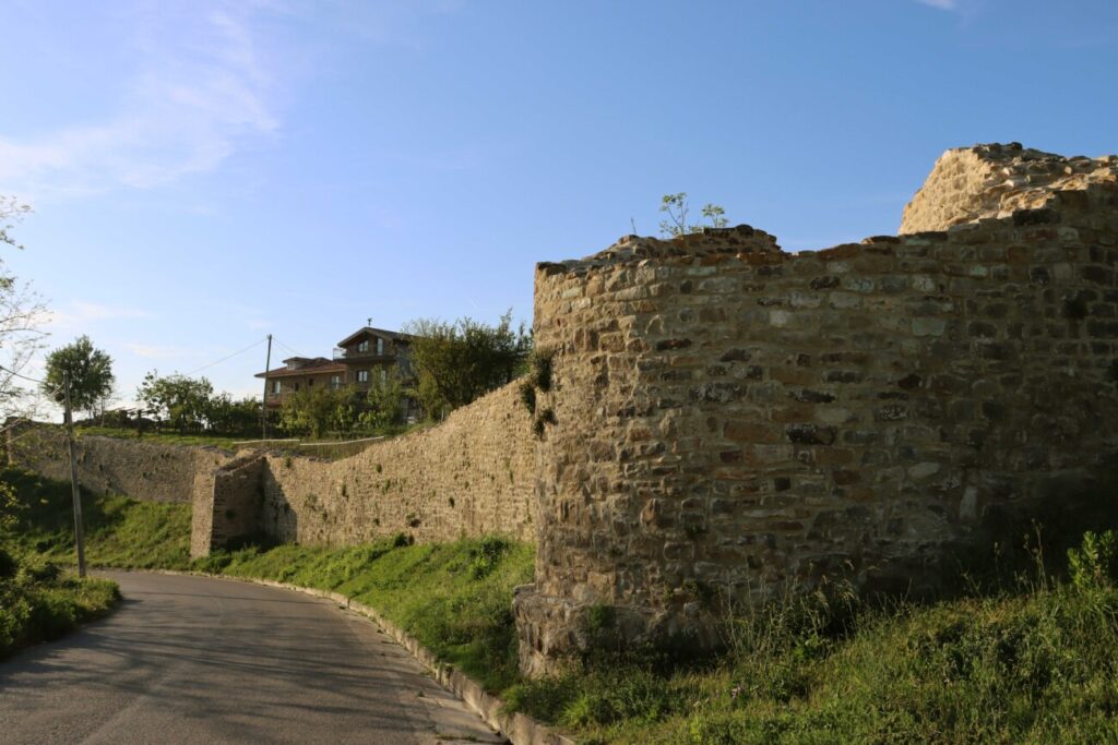 Rruga e fshatit Ishëm kalon përbri fortesës. Foto: Media Amfora