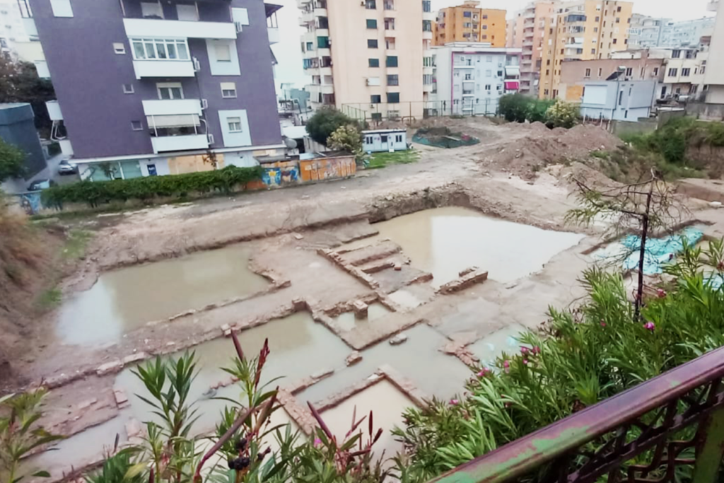 Siti arkeologjik i përmbytur nga ujërat e shiut. Foto: Raportim nga qytetarët