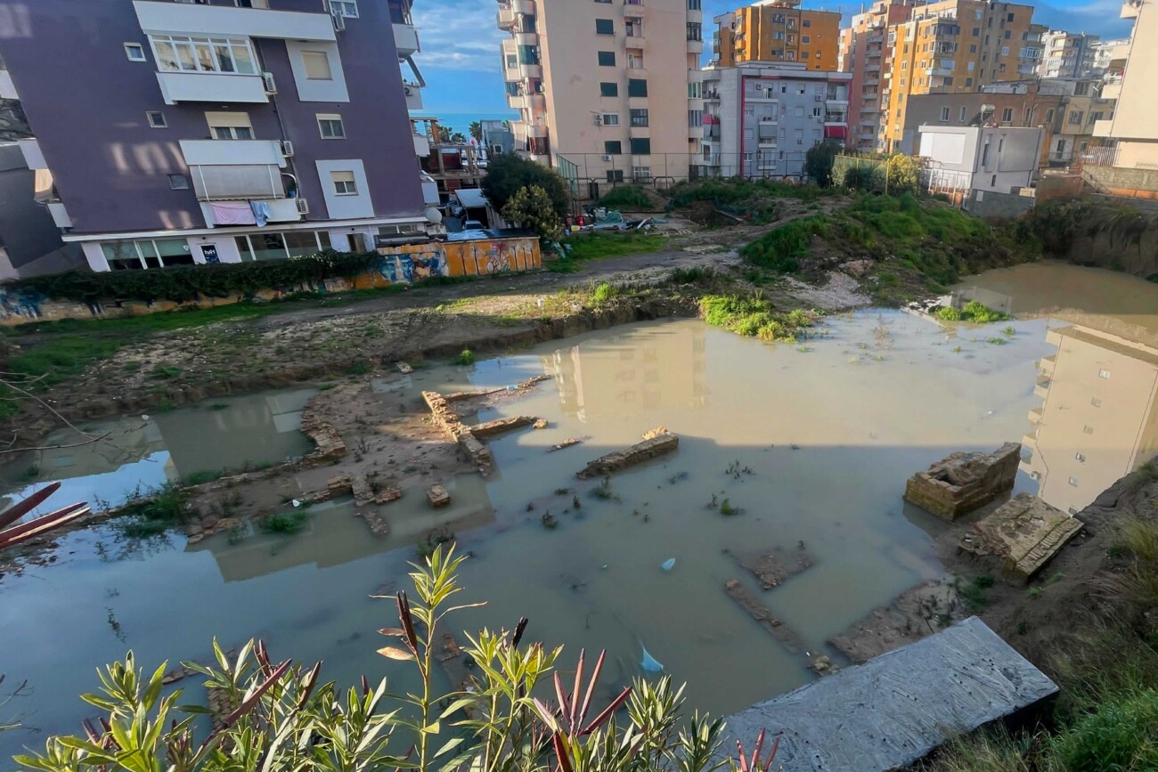 Siti arkeologjik i përmbytur nga ujërat e shiut. Foto: Media Amfora