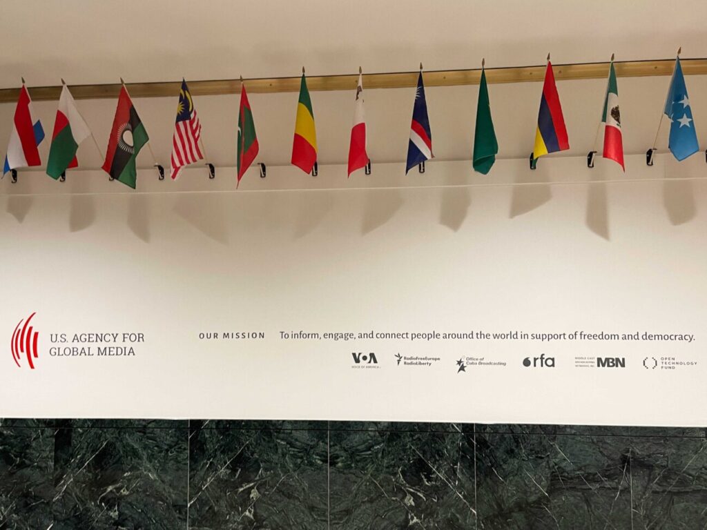 Logot e USAGM dhe e agjencive të saj për informimin global. Foto: Geri Emiri, studio e VOA-s, Washington D.C.    