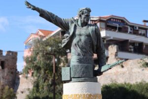 Monument of Mujo Ulqinaku in Durrës. Photo: Amfora Media