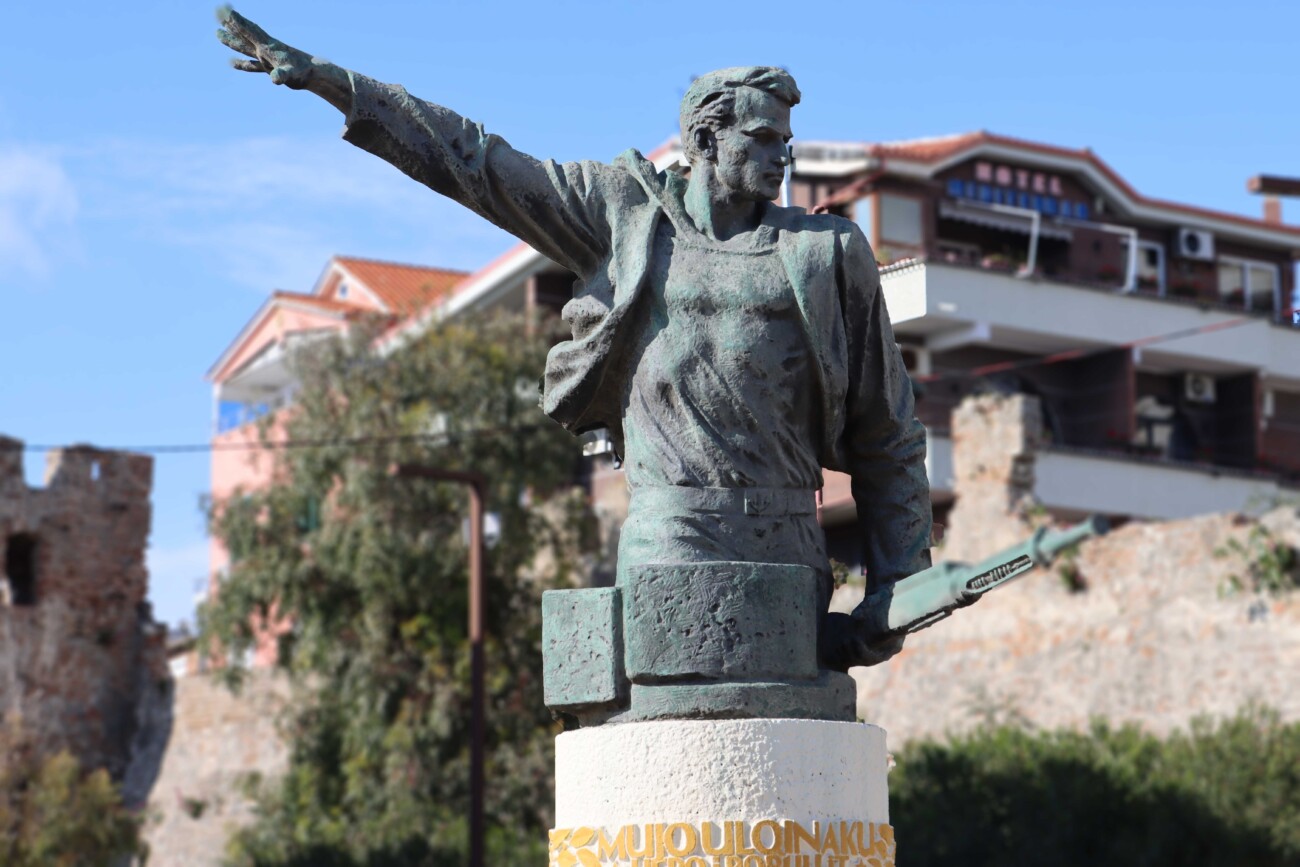 Monument of Mujo Ulqinaku in Durrës. Photo: Amfora Media