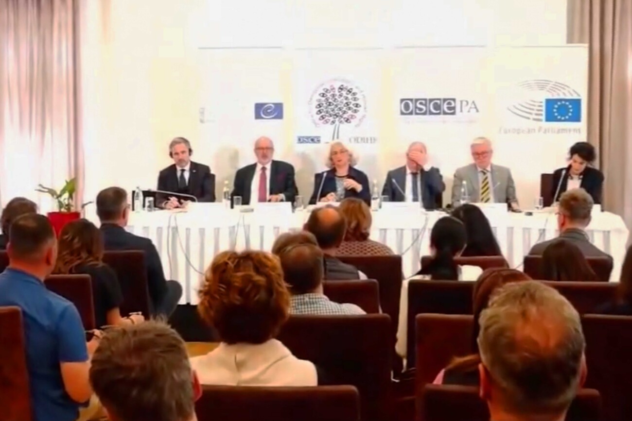 Misioni i OSBE/ODIHR gjatë prezantimit të gjetjeve. Foto kortezie nga video e transmetimit të drejtpërdrejtë