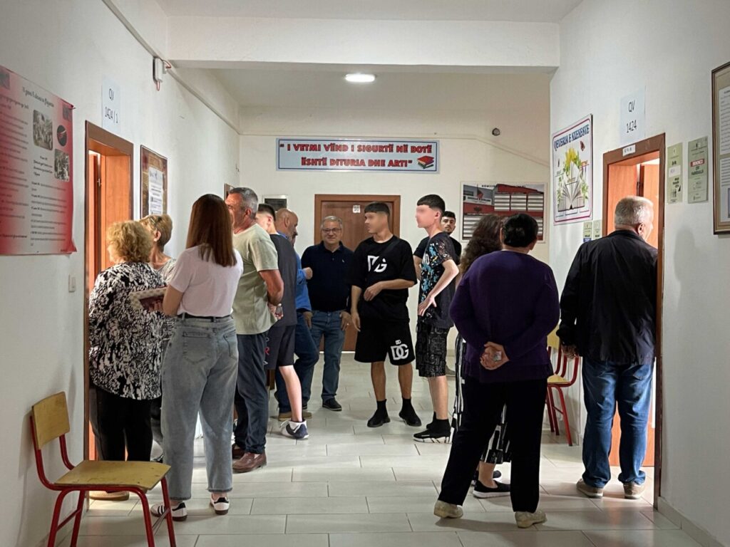 Persona të paautorizuar qëndronin në Shkollën “Isuf Ferra” në Nishtulla. Foto: Media Amfora