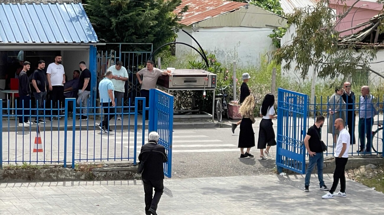Persona të paautorizuar qëndronin përballë shkollës “Dom Nikoll Kaçorri, në Ish-Kënetë. Foto: Media Amfora