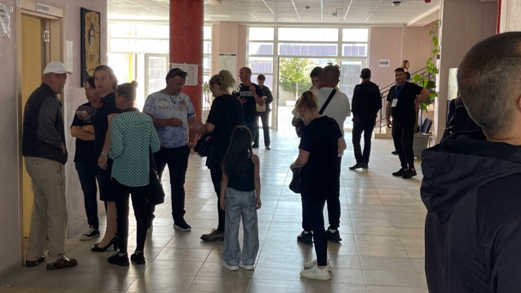 Persona të paautorizuar u konstatuan brenda dhe jashtë Shkollës 9-vjeçare "Neim Babameto" në Spitallë. Foto: Media Amfora