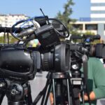 Televizionet në një aktivitet në Sheshin Skënderbej. Foto: Media Amfora