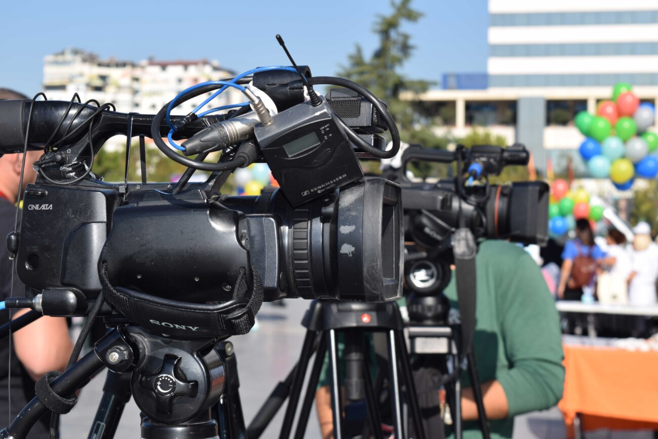 Televizionet në një aktivitet në Sheshin Skënderbej. Foto: Media Amfora