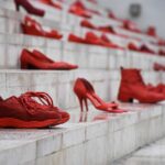 Foto ilustruese nga fushata "Këpucët e Kuqe" në Durrës, kundër dhunës me bazë gjinore. Foto: Media Amfora