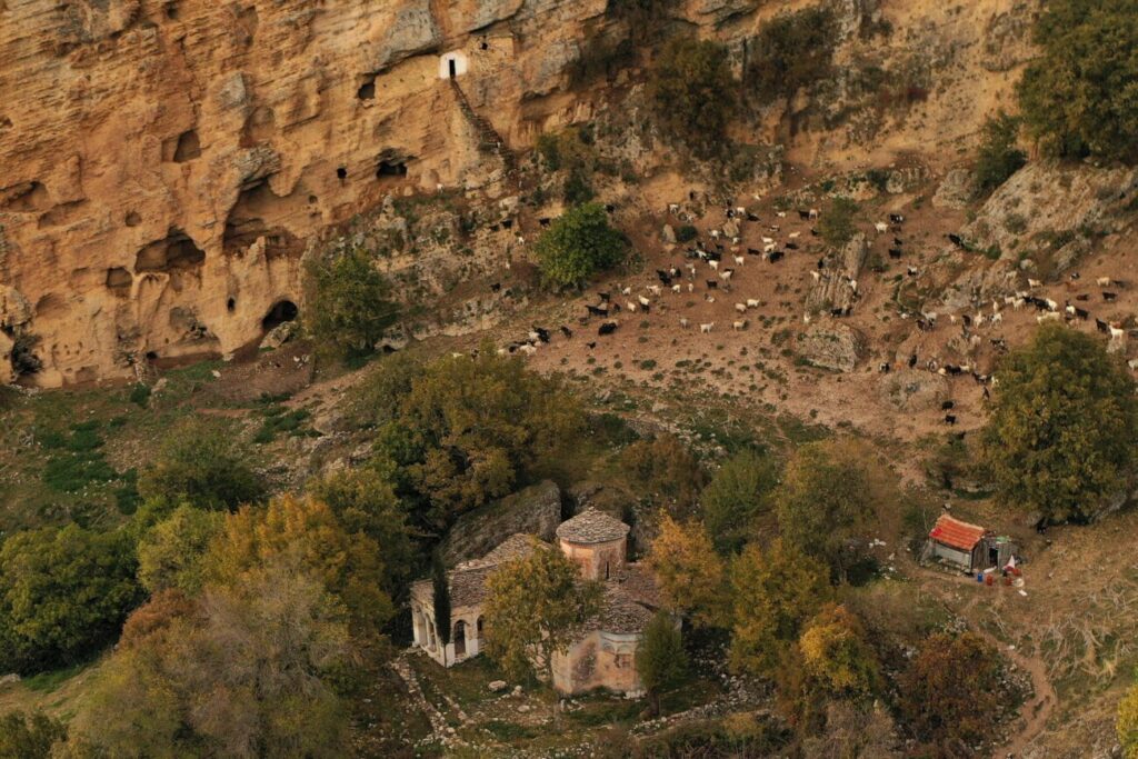 Manastiri Fjeta e Shën Mërisë dhe në shpatin e malit, shpella e eremitëve, përpara nisjes së restaurimit. Foto: Media Amfora