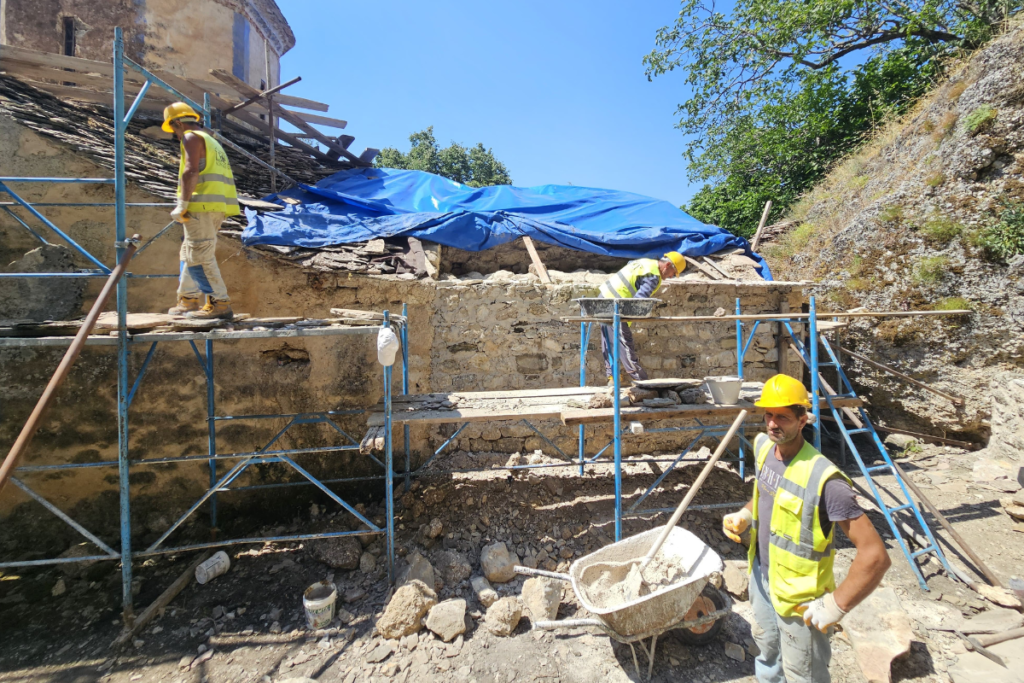 Gjatë punës restauruese në Manastririn Fjeta e Shën Mërisë. Foto: DRTK Gjirokastër