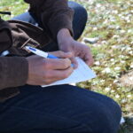 Reporter duke mbajtur shënime në terren. Foto ilustruese: Media Amfora