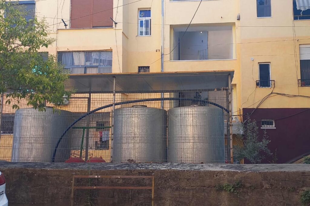 Depozitat e ujit në një pjesë të pallateve në Durrës janë zhvendosur në tokë pas tërmetit të 26 nëntorit 2019. Foto Media Amfora