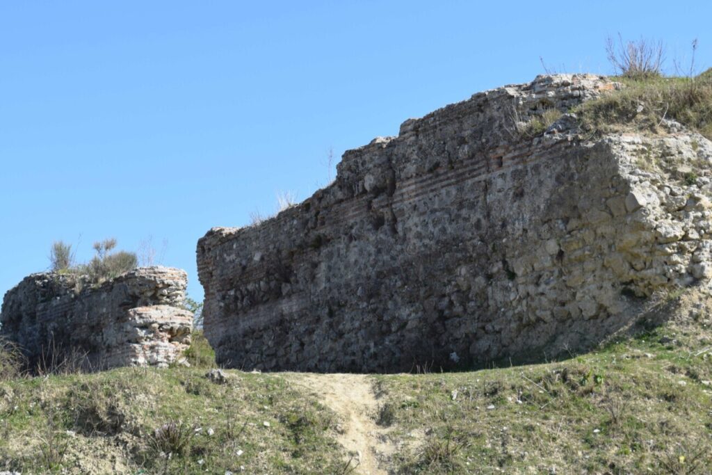 Monumenti përpara nisjes së punimeve të portit, më 21 mars 2017. Foto: Media Amfora
