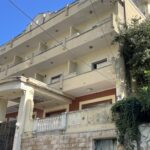 Ndërtesa e ish-Hotel Pamebës, ku u vendos lënda eksplozive. Foto Media Amfora