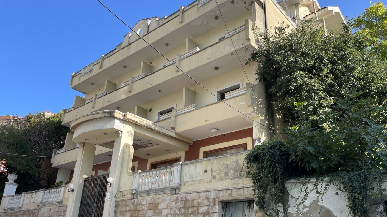 Ndërtesa e ish-Hotel Pamebës, ku u vendos lënda eksplozive. Foto Media Amfora