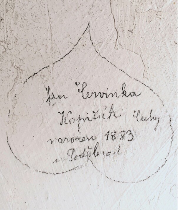 Një nga shënimet e lëna nga trupat austro-hungareze në muret e shtëpisë të zbuluara së fundmi nën shtresat e shumta të gëlqeres. Përkthimi: Jan Cervinka dhe Kopicik Çeki, lindur në vitin 1883