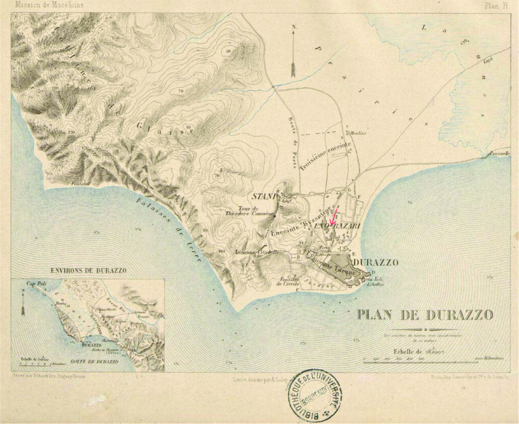 Plan i Durrësit në vitin 1861, nga Heuzey dhe Daumet. Me shigjetë të kuqe tregohet vendi ku më vonë do të ndërtohej banesa.
