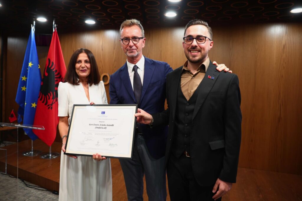 Ambasadori i BE-së dhe gazetarët Geri Emiri dhe Erjola Azizolli. Foto: Delegacioni i Bashkimit Evropian në Shqipëri