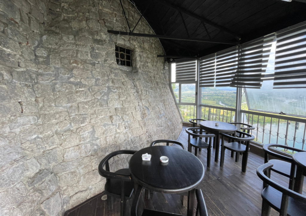 Bar-restoranti brenda Kalasë së Shkodrës. Foto Media Amfora