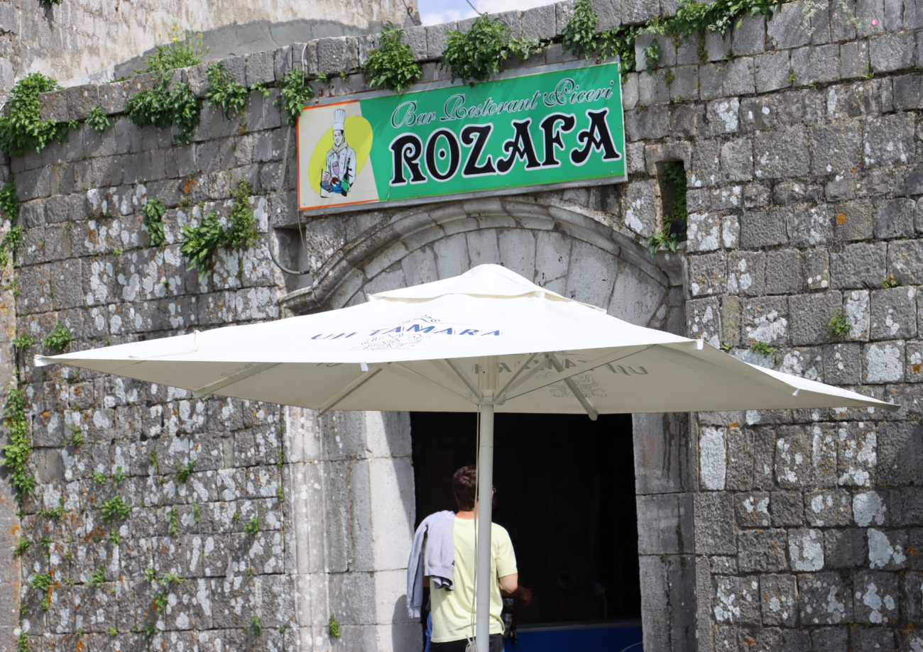 Bar-restoranti brenda Kalasë së Shkodrës. Foto Media Amfora