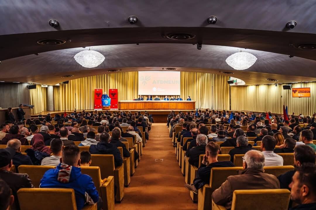 Foto kortezie gjatë një aktiviteti të Partisë Demokratike. Foto nga faqja e saj në Facebook