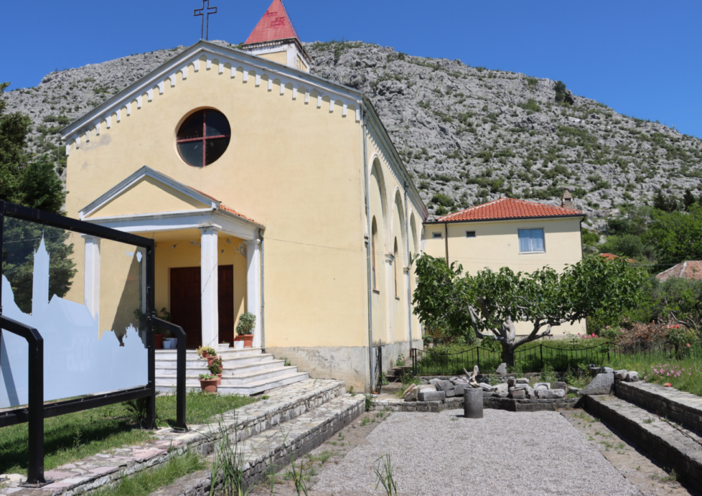 Kisha e re dhe rrënojat e asaj të vjetër në Vaun e Dejës. Foto: Media Amfora