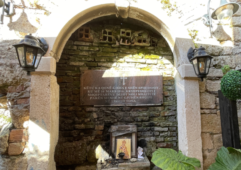 Portiku i mbijetuar nga Kisha e Shën Spiridhonit pas shembjes së ndërtesës. Foto: Media Amfora