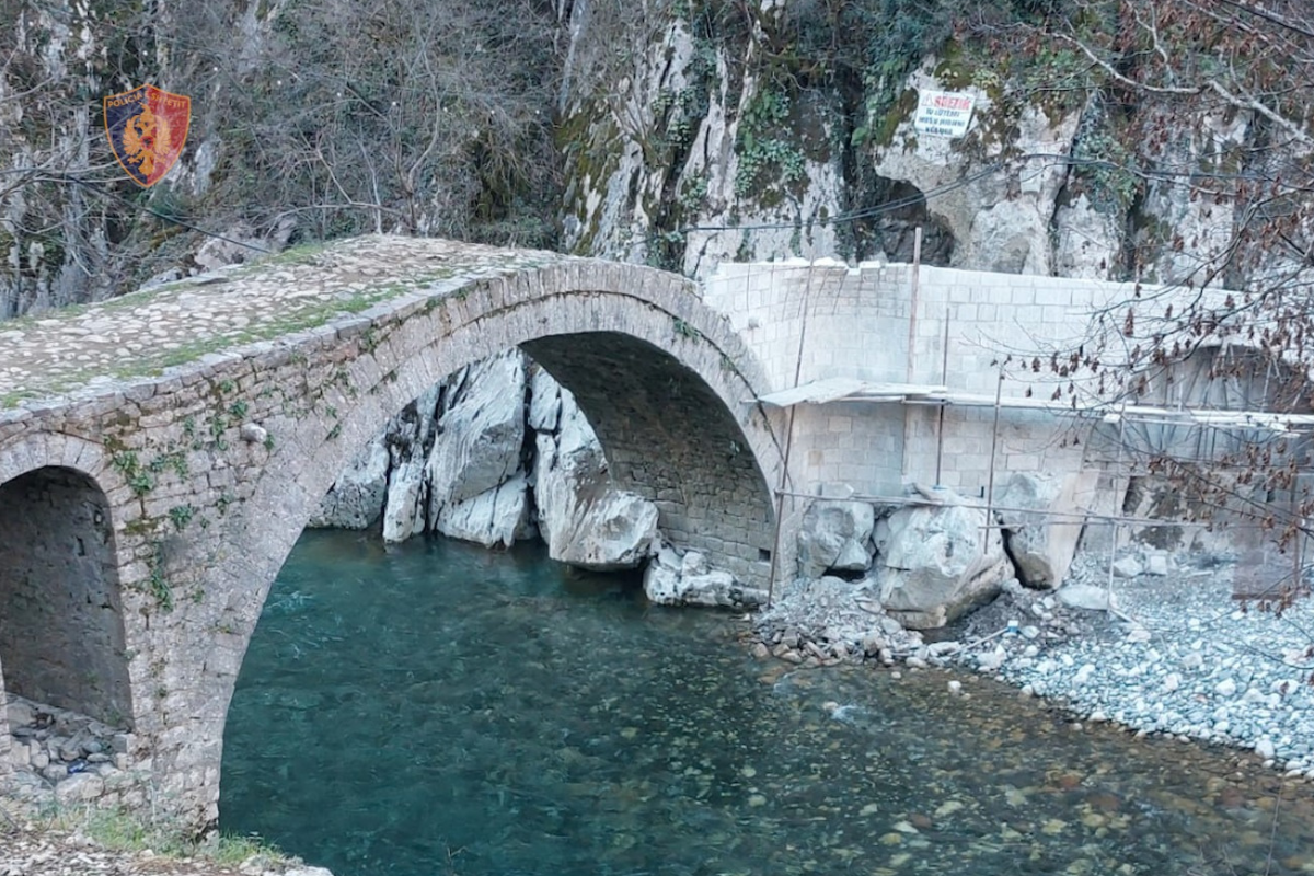 Pamje nga ndërtimi i paligjshëm tek "Ura e Vashës". Foto kortezie nga Policia e Shtetit