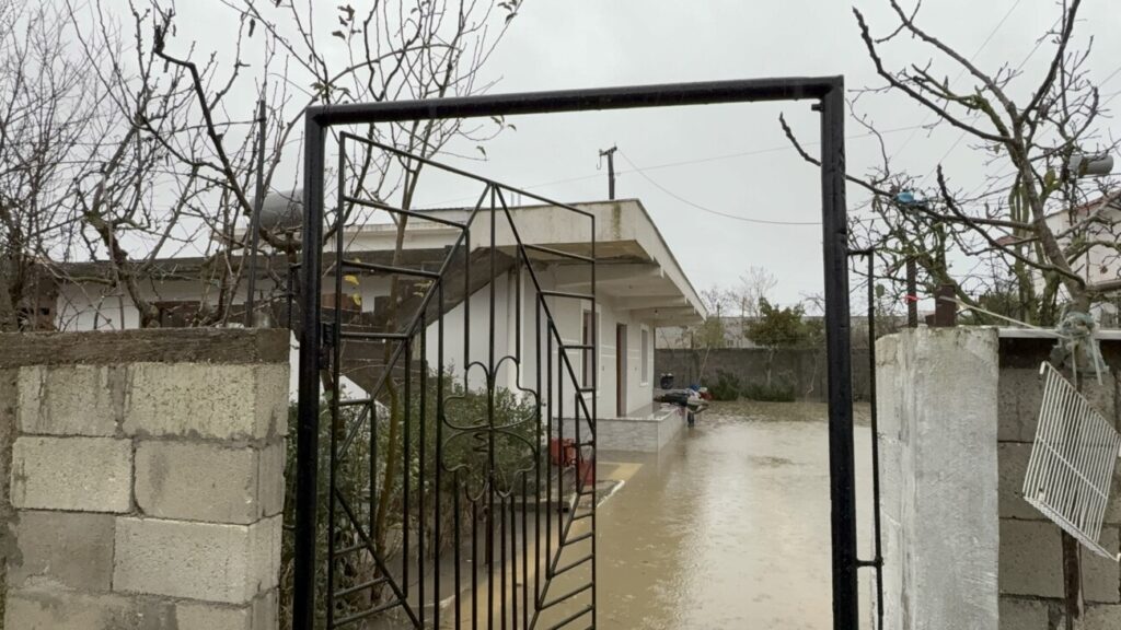 Banesë e përmbytur në zonën e Porto - Romano. Foto: Media Amfora