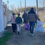 Momente gjatë shpërndarjeve në terren. Foto Media Amfora