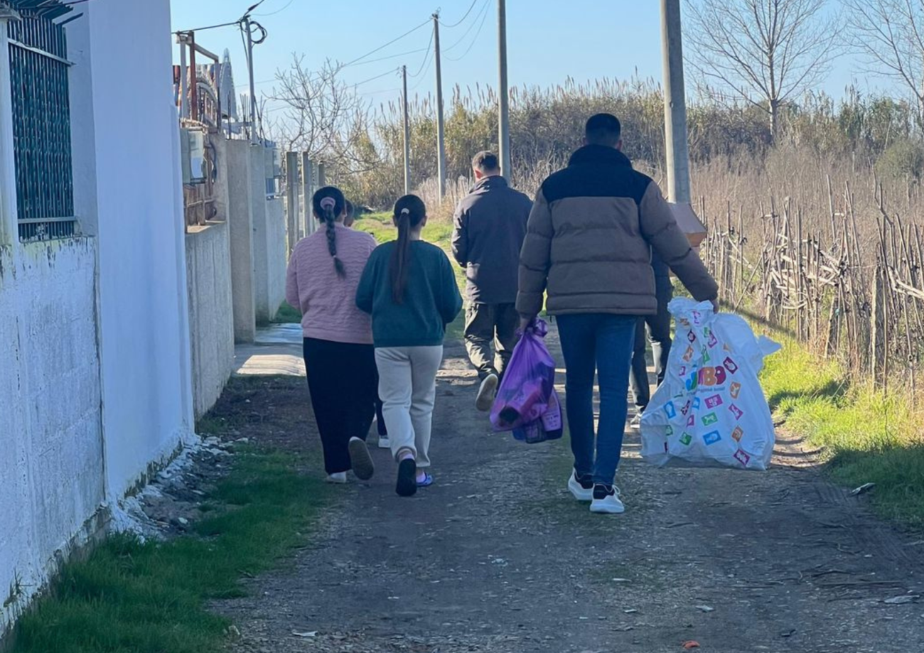 Momente gjatë shpërndarjeve në terren. Foto Media Amfora