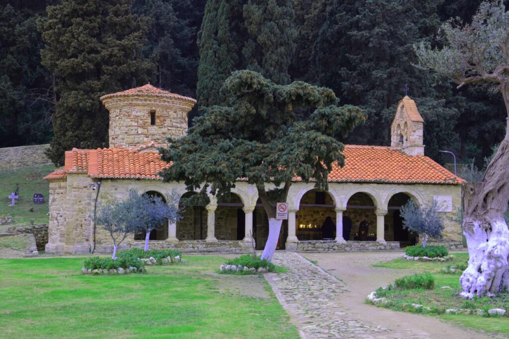 Kisha e Shën Mërisë Hyjlindëse përfaqëson një nga monumentet më të rëndësishme të arkitekturës mesjetare. Foto: Media Amfora