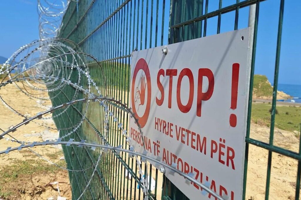 Zona ku po zhvillohet debati publik mbi të ardhmen e Nartës dhe të Zvërnecit. Foto: Media Amfora.
