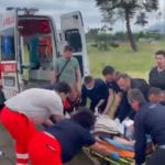 Screenshot nga video e Policisë së Shtetit, kur transportohet efektivi i plagosur