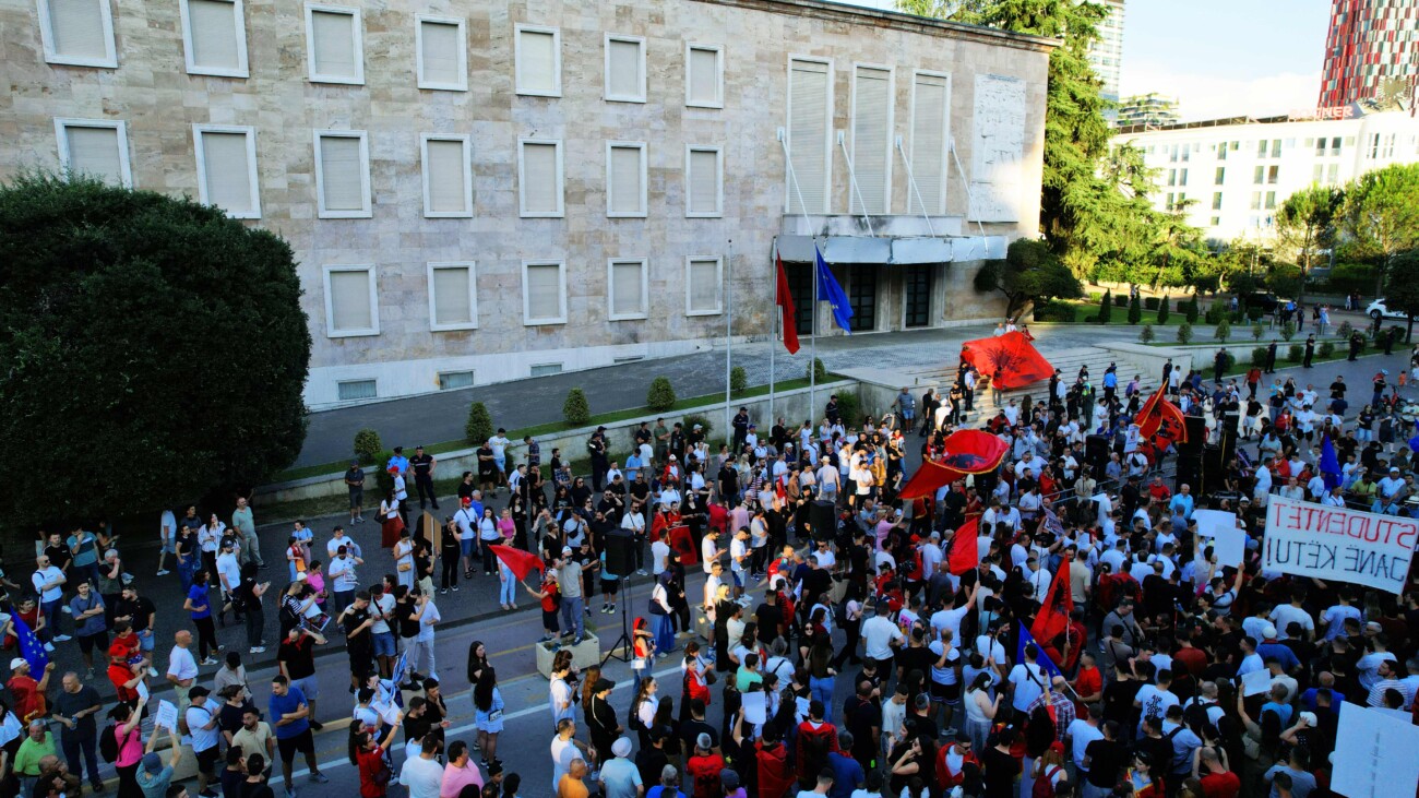 Për të 23-ën ditë radhazi, protestuesit vijojnë të kërkojnë largimin e kryeministrit Edi Rama pas më shumë se 12 viteve në pushtet. Foto: Media Amfora