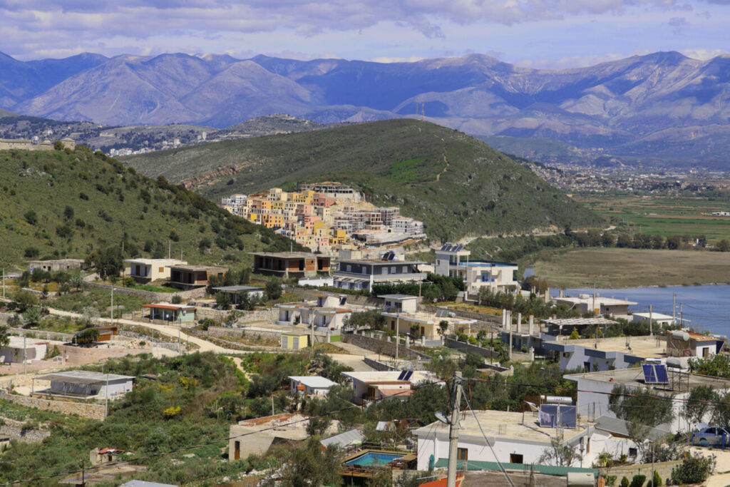 Fshati Manastir dhe përtej tij projekti në përfundim, "Manastiri Resort". Foto: Media Amfora