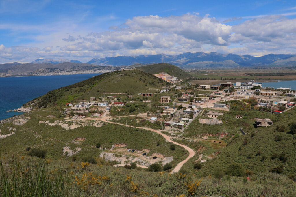 Fshati Manastir në të majtë kufizohet me Detin Jon dhe nga e djathta nga rruga Sarandë-Ksamil, përbri Liqenit të Butrintit. Foto: Media Amfora