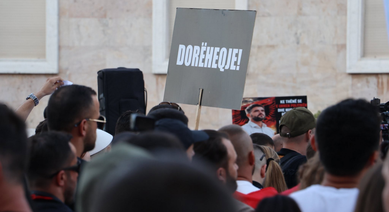 Për të 20-ën ditë me radhë protestuesit kërkojnë dorëheqjen e kryeministrit Rama. Foto: Media Amfora
