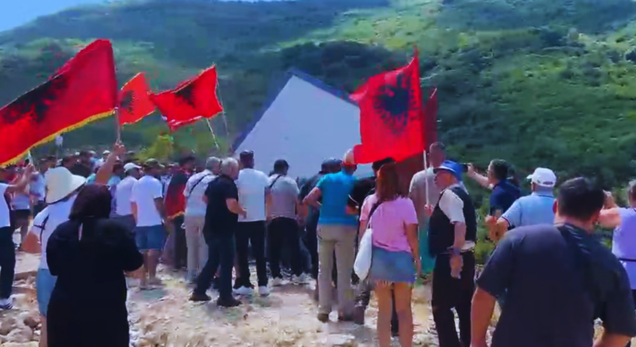 Protesta në kodrën e Gjirit të Kakomesë. Foto për Amfora.al nga bashkëpunëtorët e saj në Sarandë