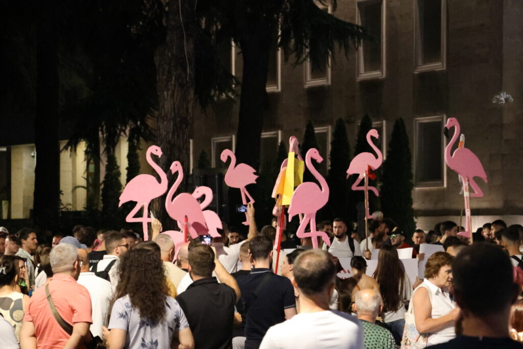Instalacionet me flamingo. Foto: Media Amfora 
