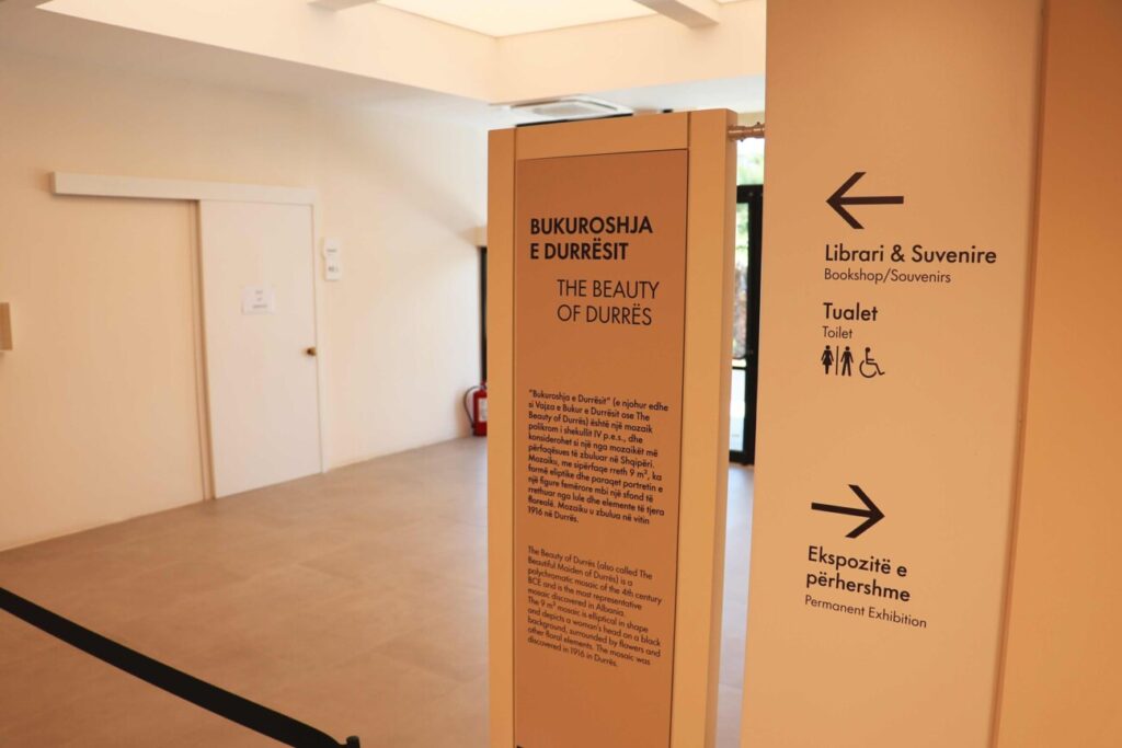 Hapësira boshe e shënuar si "Librari & Suvenire". Foto: Media Amfora