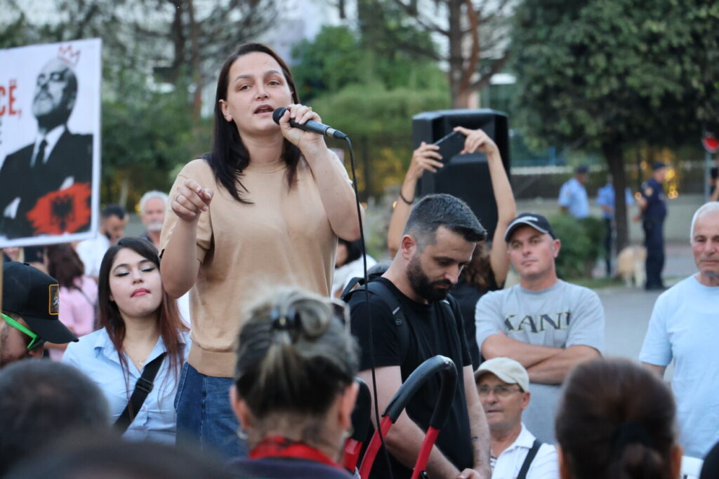 Luçiana Kokaj duke folur gjatë protestës. Foto: Media Amfora