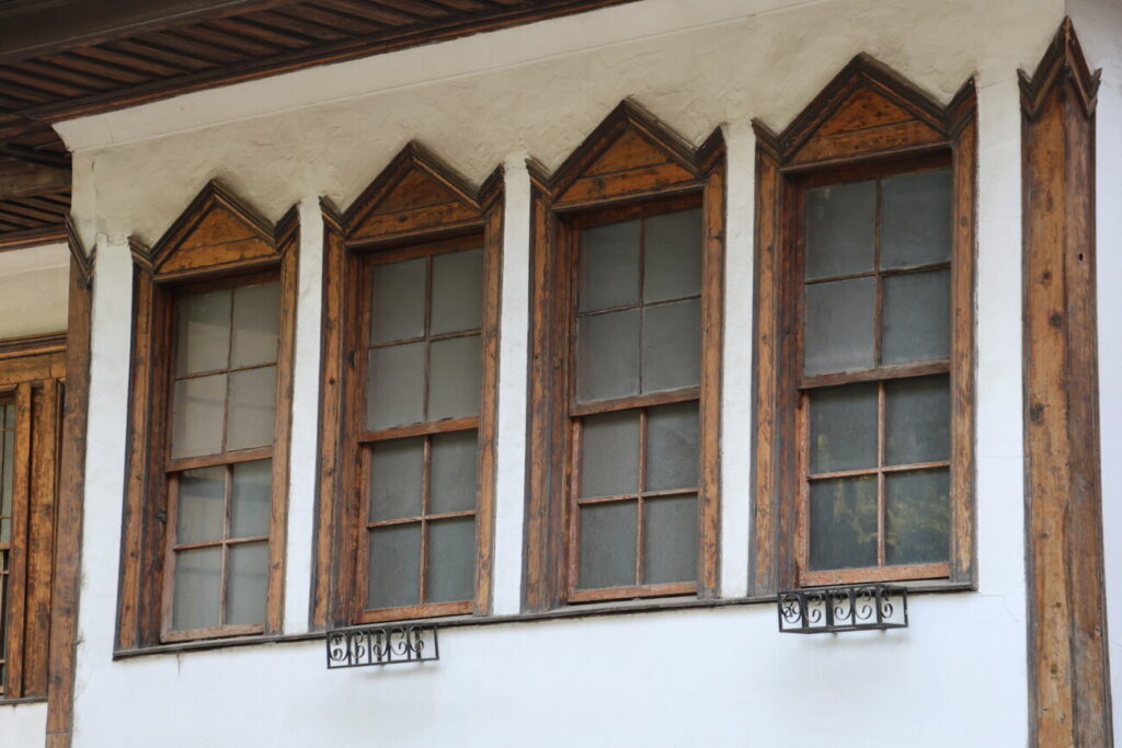 Dritaret prej druri me elemente dekorative, karakteristike të arkitekturës qytetare osmane të shekullit XIX. Foto: Media Amfora
