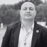 Foto kortezie e përpunuar dhe e marrë nga profili në "Facebook" i gazetarit Enrik Mehmeti