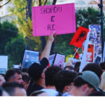 Foto nga protesta përpara Kryeministrisë/ Media Amfora