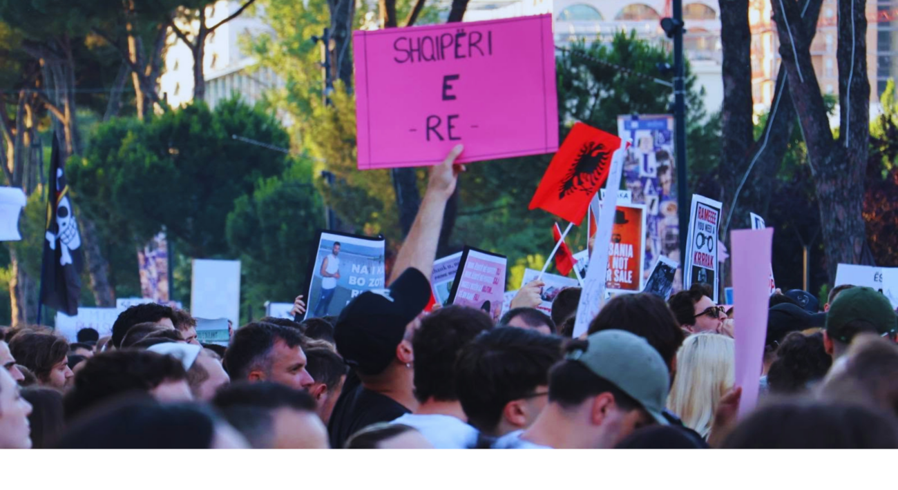 Foto nga protesta përpara Kryeministrisë/ Media Amfora