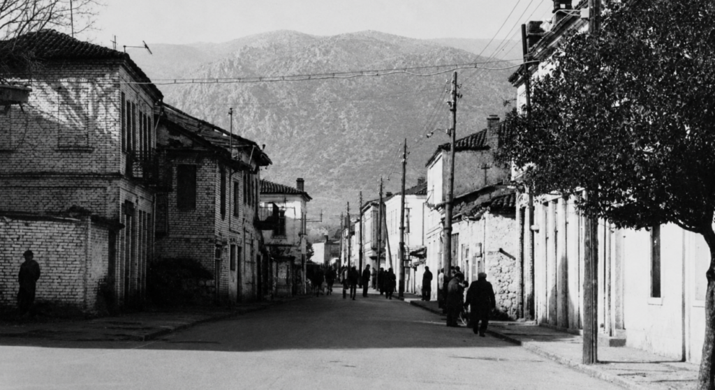 Pamje nga Rruga "Naim Frashëri", në vitin 1960. Burimi: Koleksion privat.
