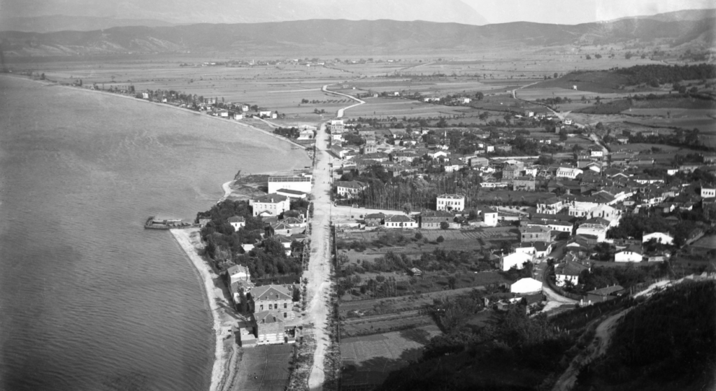Pamje ajrore e Pogradecit drejt bregut të liqenit, pas hapjes së rrugës kryesore drejt qendrës, në plan të parë, rreth viteve 1931-1932. Burimi: Arkivi privat i familjes Cici.