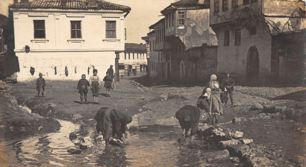 Pamje nga "Lagjja e Burimeve", 1918. Burimi: Koleksion privat.
